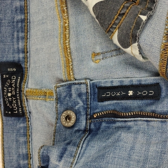 Lucky Brand Brooke Capri Blue Light Wash Mid Rise Distressed Capri Denim Jean - Picture 7 of 15
